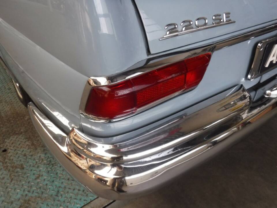 Image 21/50 of Mercedes-Benz 220 SE b (1963)