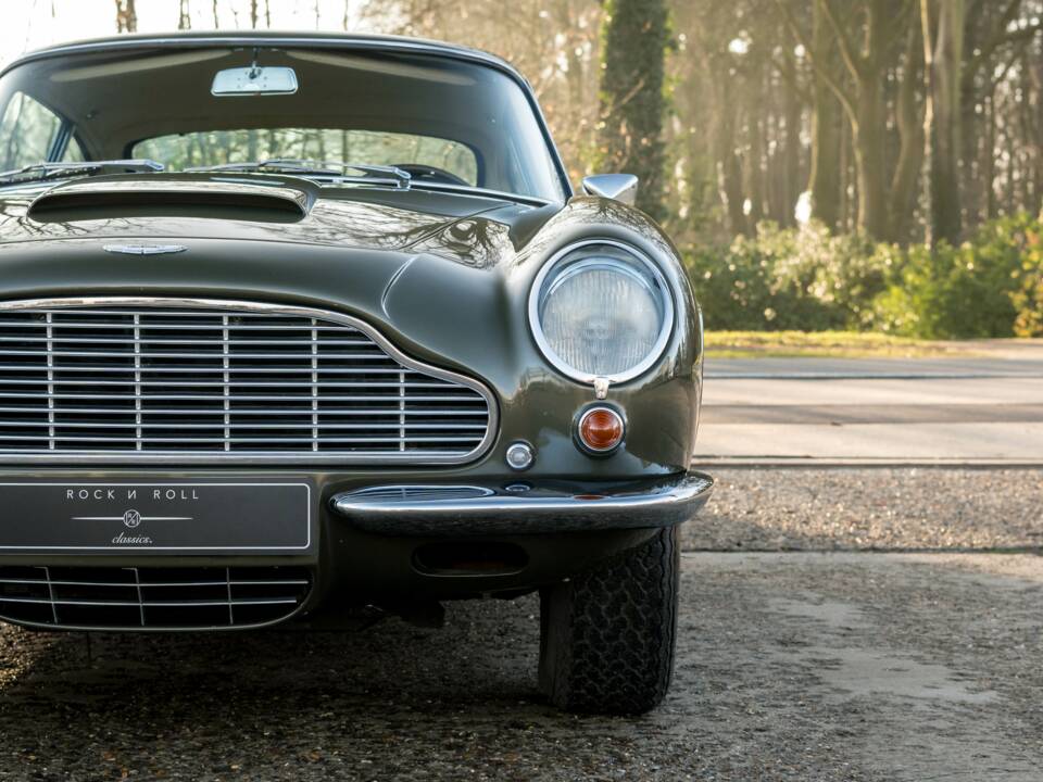 Immagine 11/36 di Aston Martin DB 6 Mk II (1970)