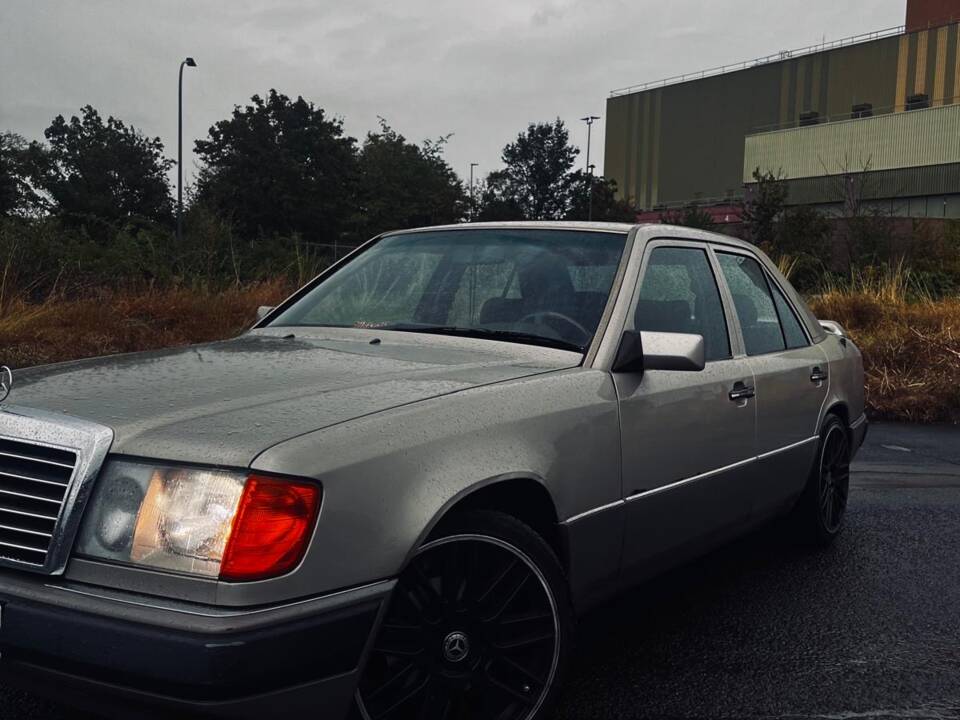 Bild 4/13 von Mercedes-Benz 260 E (1989)