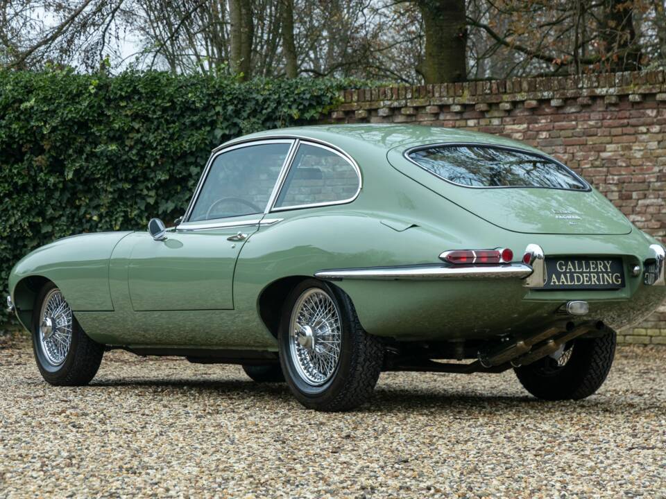 Imagen 2/50 de Jaguar E-Type 4.2 (1967)