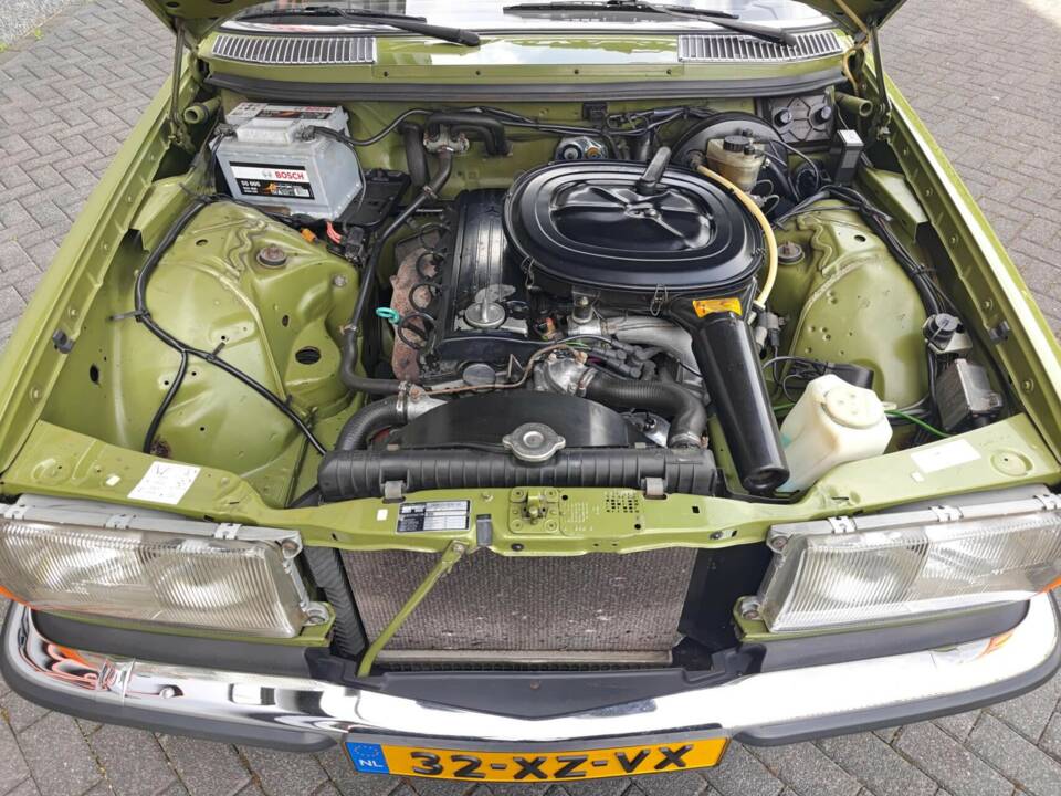 Immagine 44/50 di Mercedes-Benz 230 CE (1982)