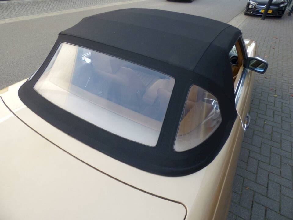 Image 13/36 de Mercedes-Benz 560 SL (1988)