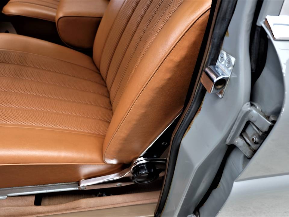 Image 31/89 of Mercedes-Benz 230 S (1967)