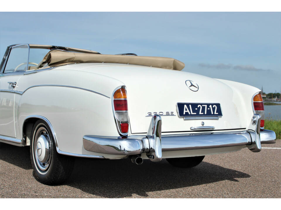 Image 26/35 of Mercedes-Benz 220 SE Cabriolet (1959)