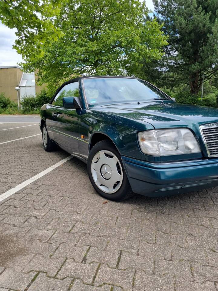 Afbeelding 37/38 van Mercedes-Benz E 200 (1995)