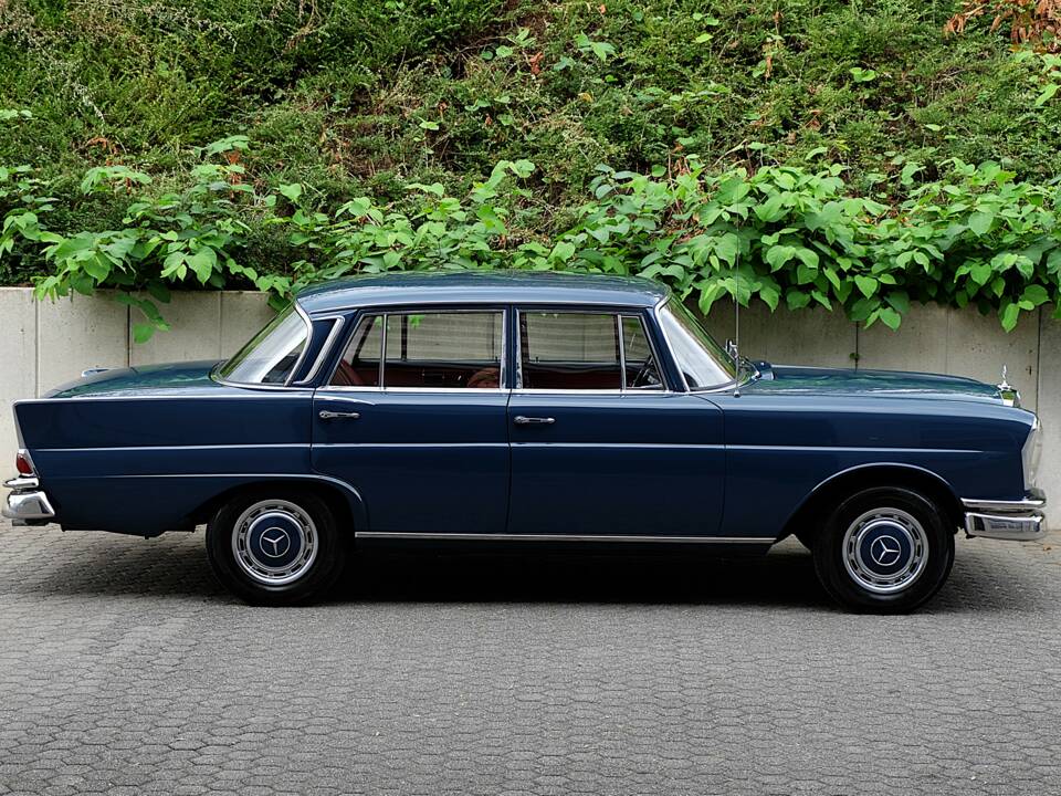 Image 12/76 de Mercedes-Benz 220 S b (1963)