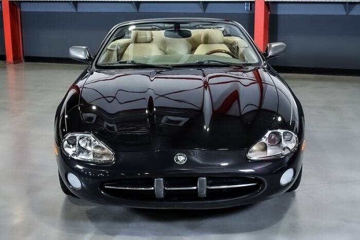 Image 2/7 de Jaguar XK8 4.0 (2001)