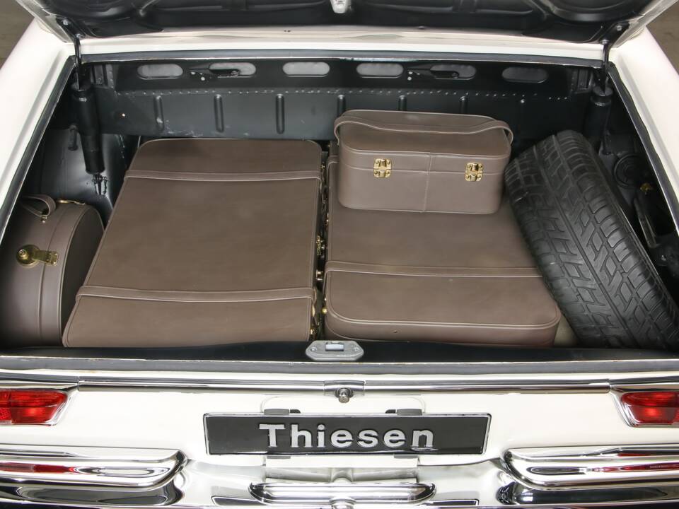Image 25/27 of Mercedes-Benz 300 SE (1967)