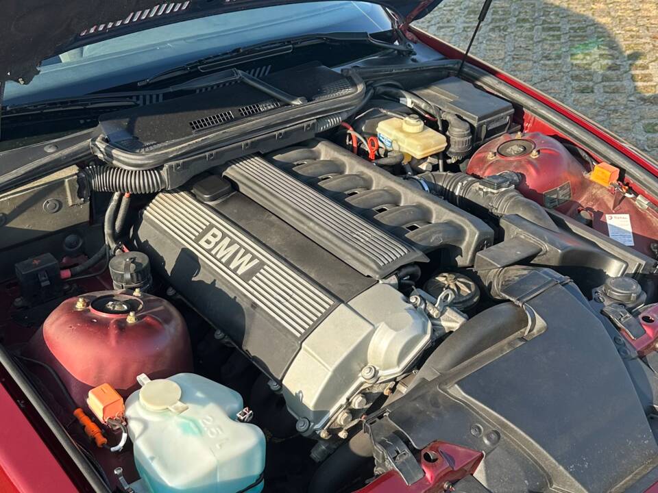 Bild 29/57 von BMW 320i (1993)