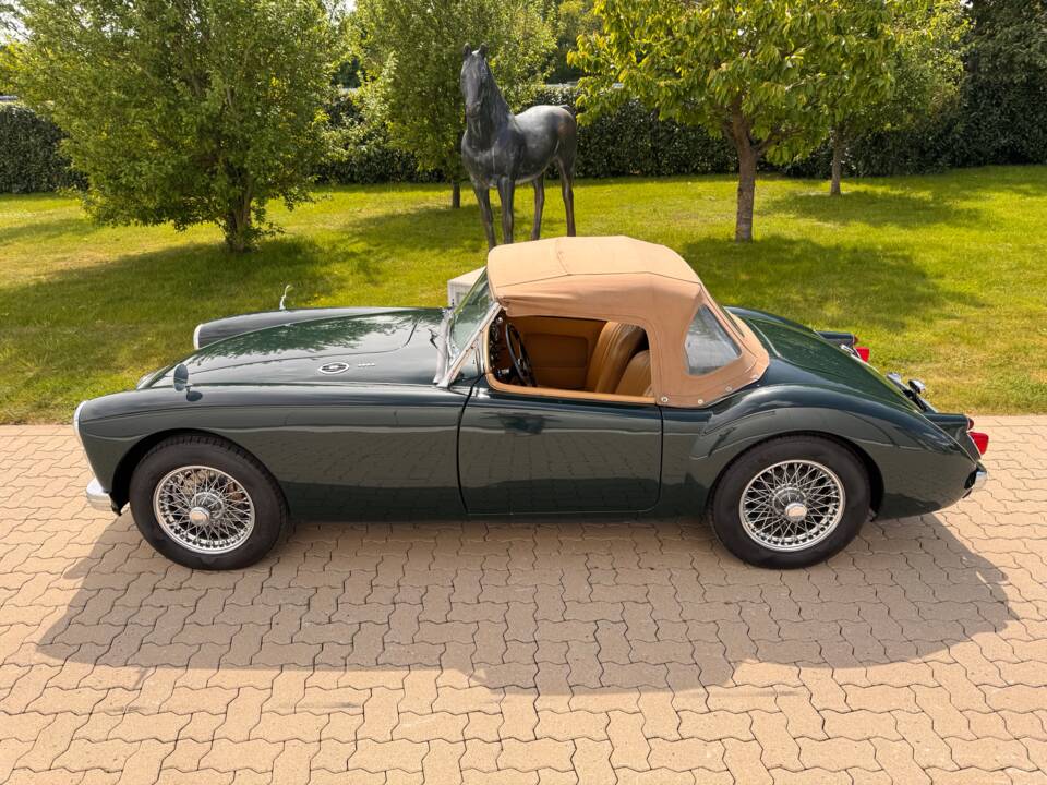 Image 19/79 of MG MGA 1600 (1961)