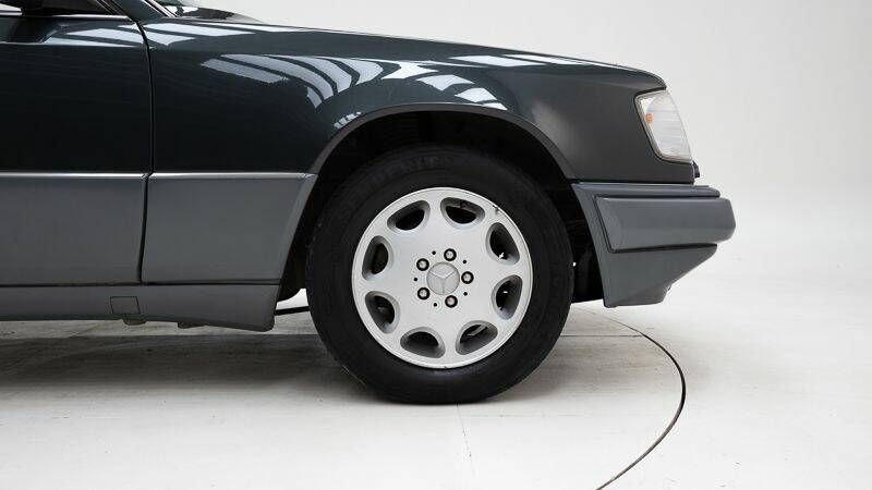 Image 10/15 of Mercedes-Benz E 220 (1994)