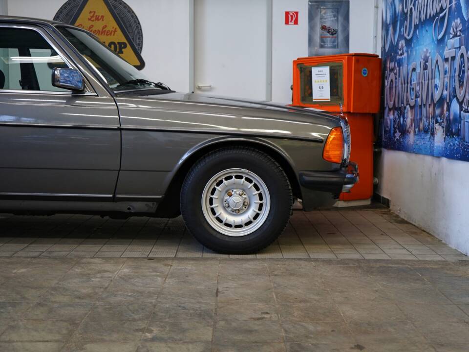 Image 34/36 de Mercedes-Benz 280 E (1982)
