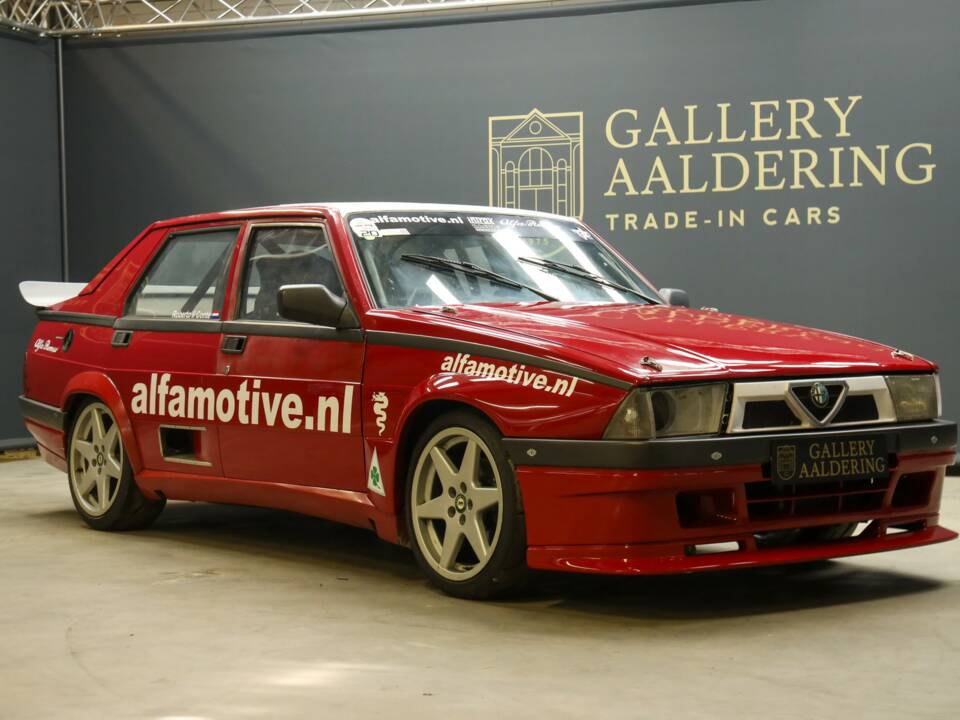 Image 32/50 de Alfa Romeo 75 3.0 V6 QV (1990)
