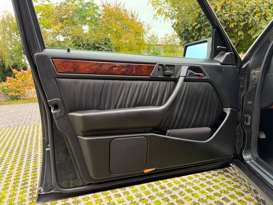 Bild 10/27 von Mercedes-Benz 500 E (1992)