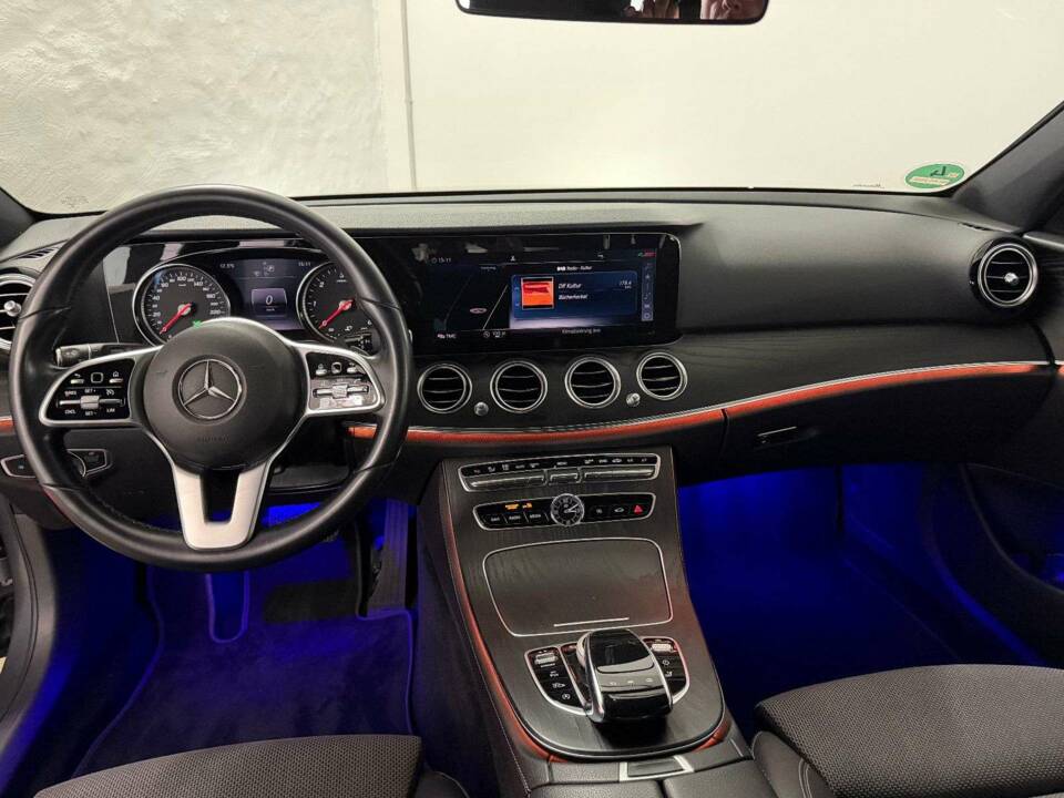 Image 14/32 of Mercedes-Benz E 200 d (2020)