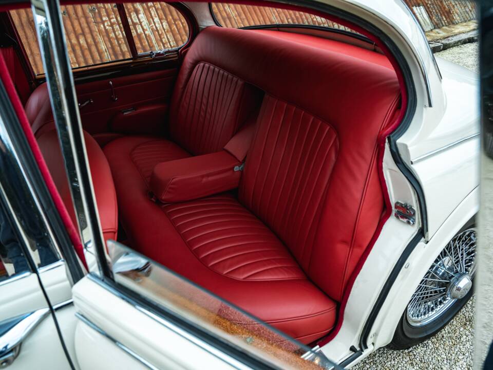 Bild 37/51 von Jaguar 240 (1968)