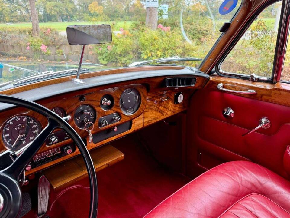 Image 15/36 of Bentley S 3 (1965)