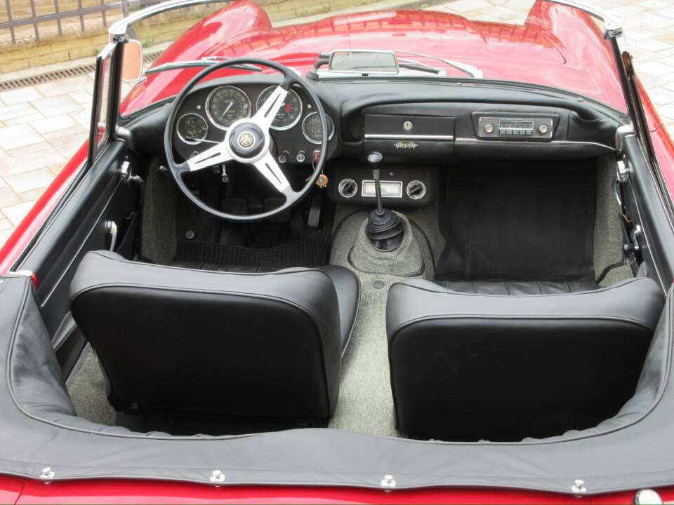 Image 17/40 of Alfa Romeo 2600 Spider (1966)