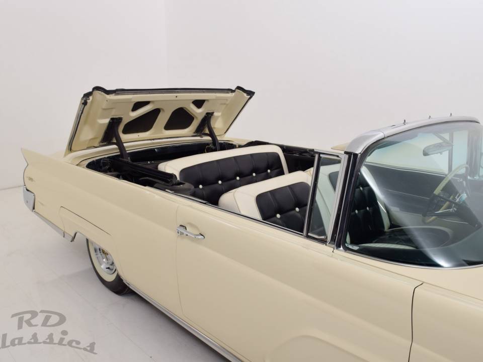 Image 22/44 of Lincoln Continental Mk V Convertible (1960)