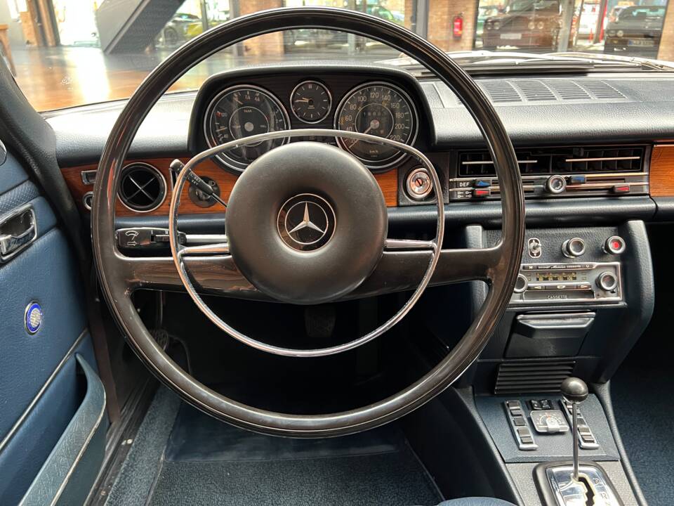 Image 21/41 de Mercedes-Benz 250 C (1970)