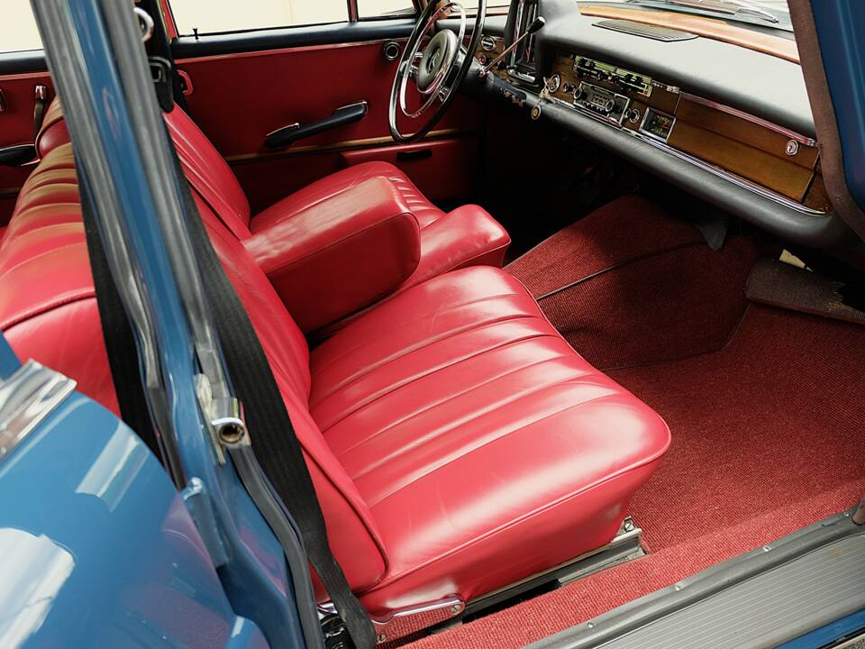 Image 28/76 de Mercedes-Benz 220 S b (1963)