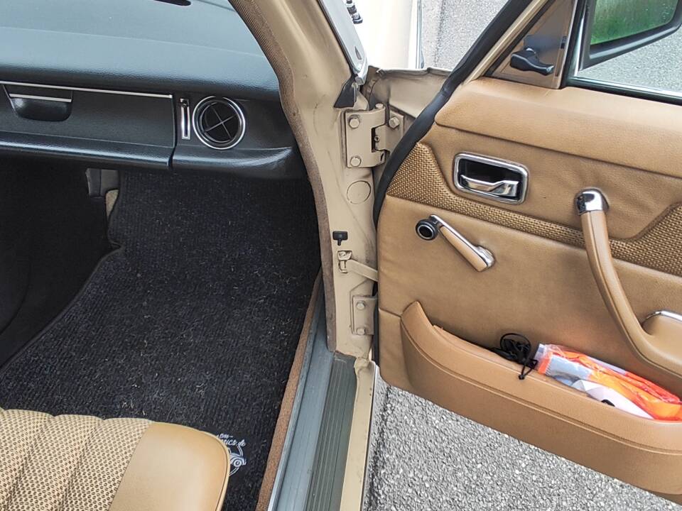 Bild 32/59 von Mercedes-Benz 230&#x2F;4 (1974)