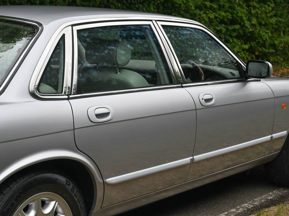 Immagine 23/50 di Jaguar XJ 8 Executive (2002)