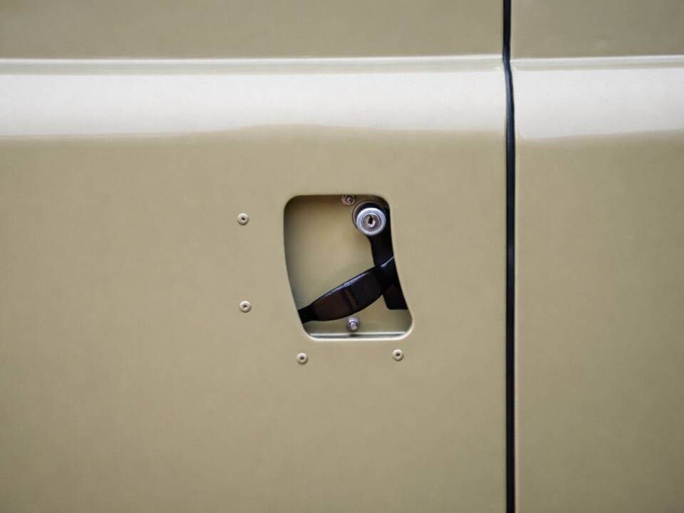 Bild 18/47 von Land Rover 90 (1990)
