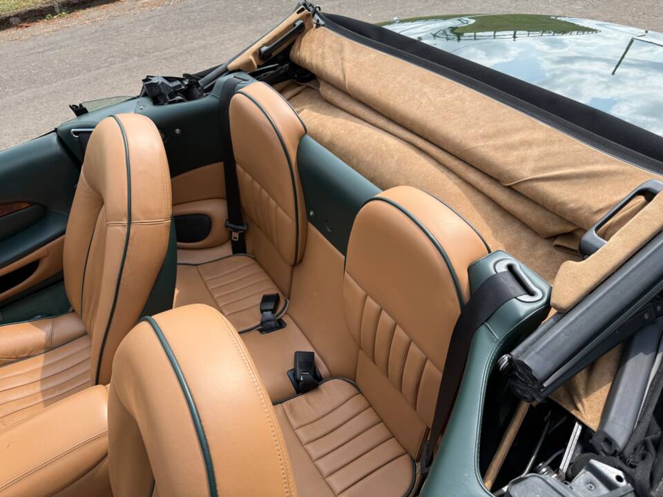 Immagine 7/19 di Aston Martin DB 7 Volante (1998)
