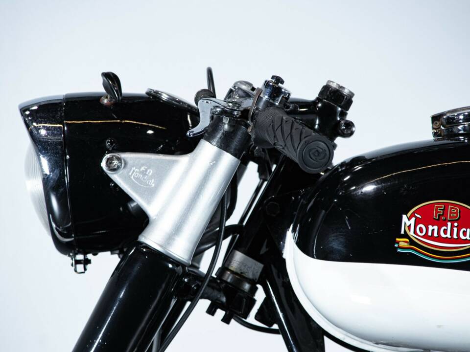 Image 24/50 of Mondial 125 (1961)