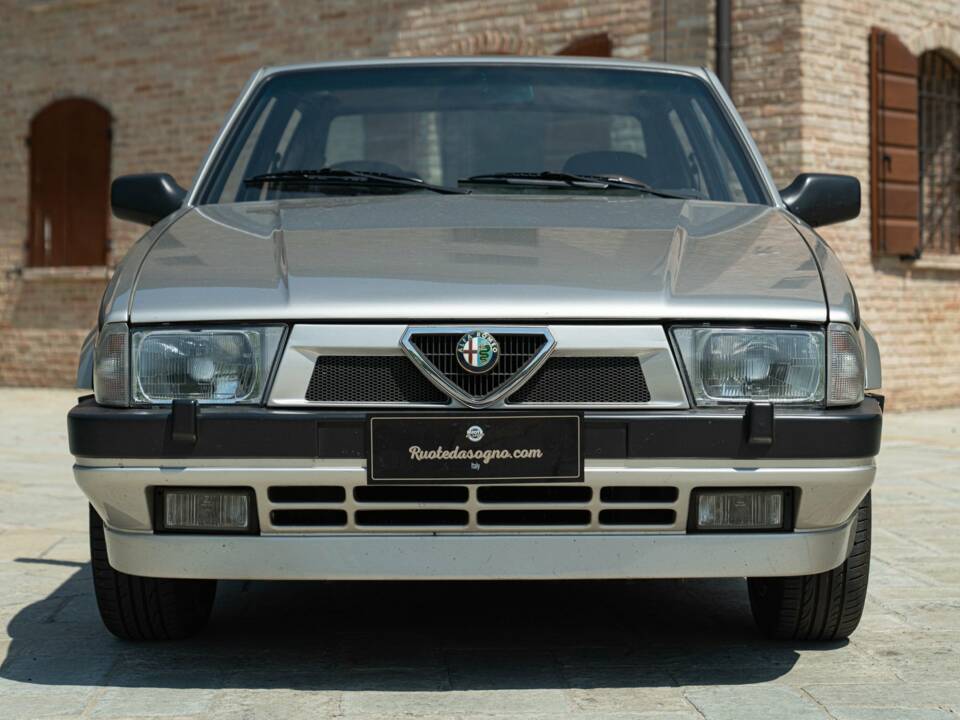 Immagine 3/50 di Alfa Romeo 75 2.0 Twin Spark (1989)