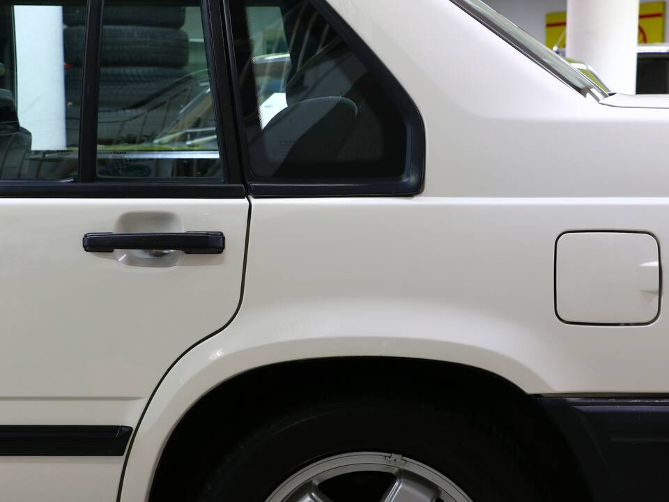 Image 13/34 of Volvo 940 2.3i (1991)