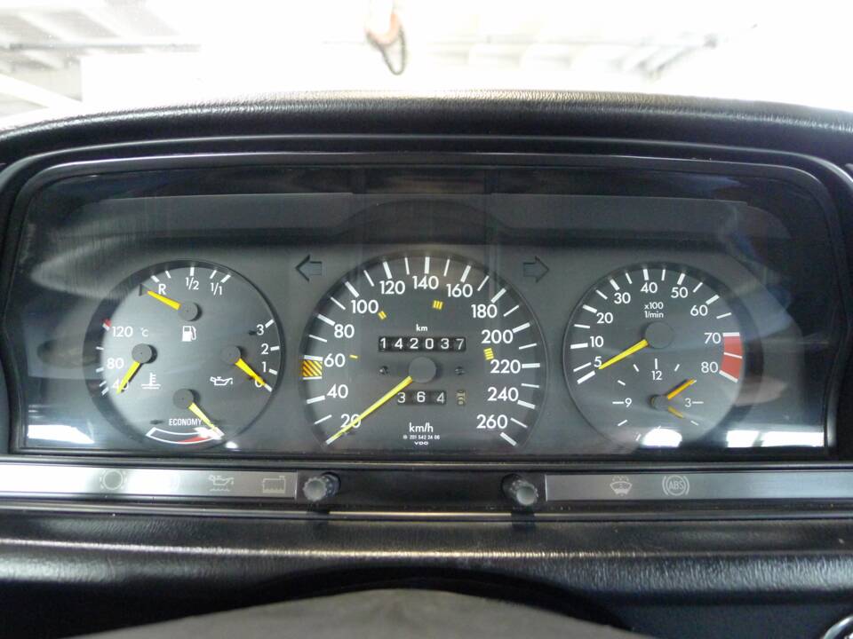 Image 46/49 of Mercedes-Benz 190 E 2.3-16 (1984)