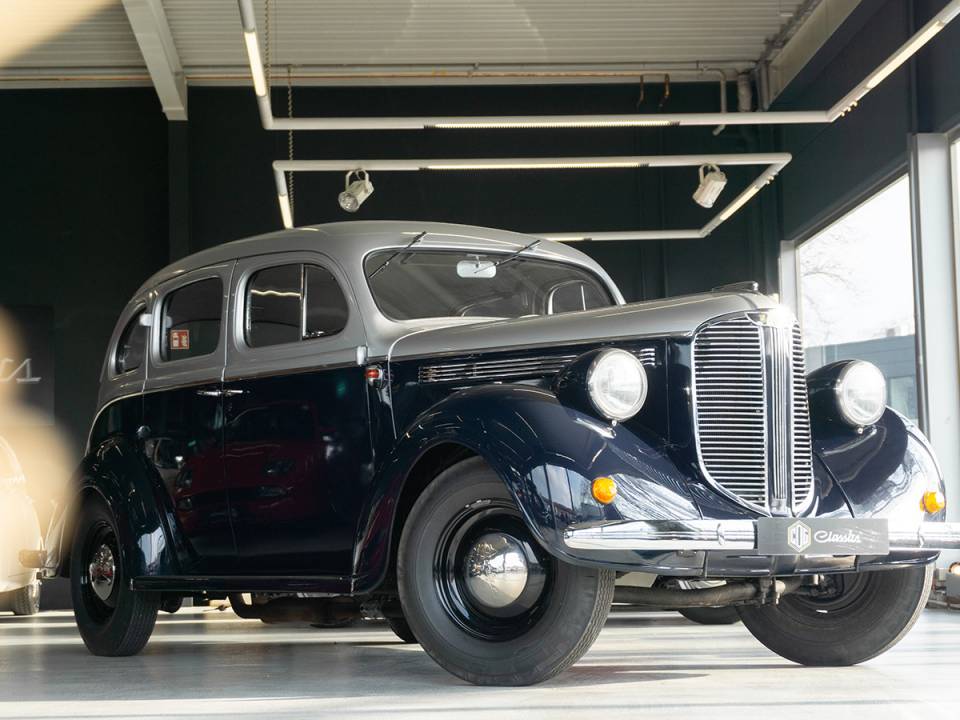 Image 3/44 of Dodge D 8 (1938)