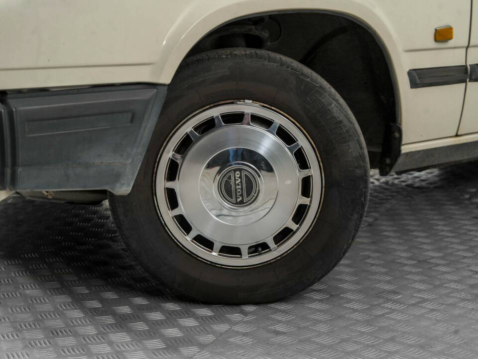 Image 4/50 of Volvo 740 GL (1987)