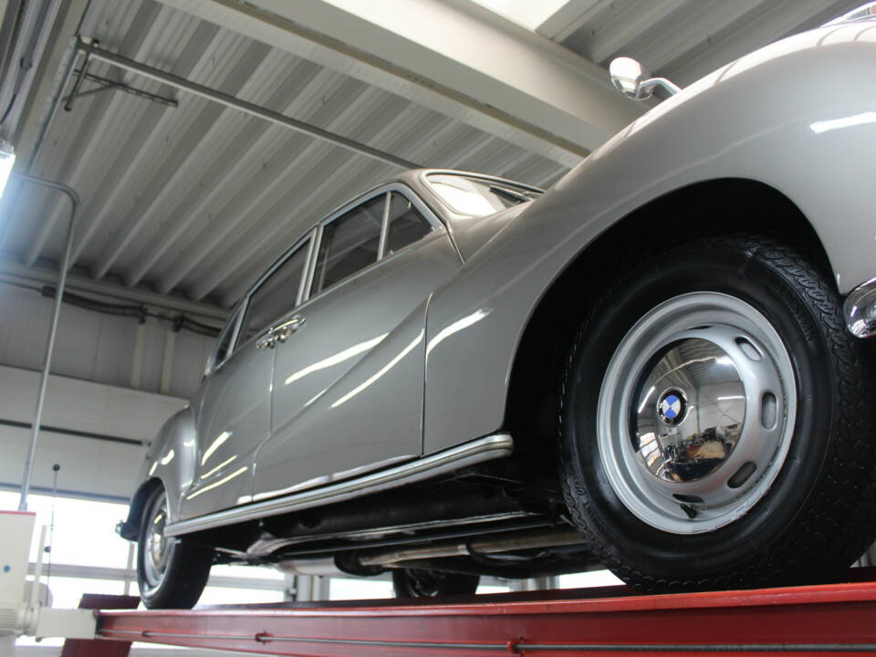 Image 11/50 of BMW 501 V8 (1965)