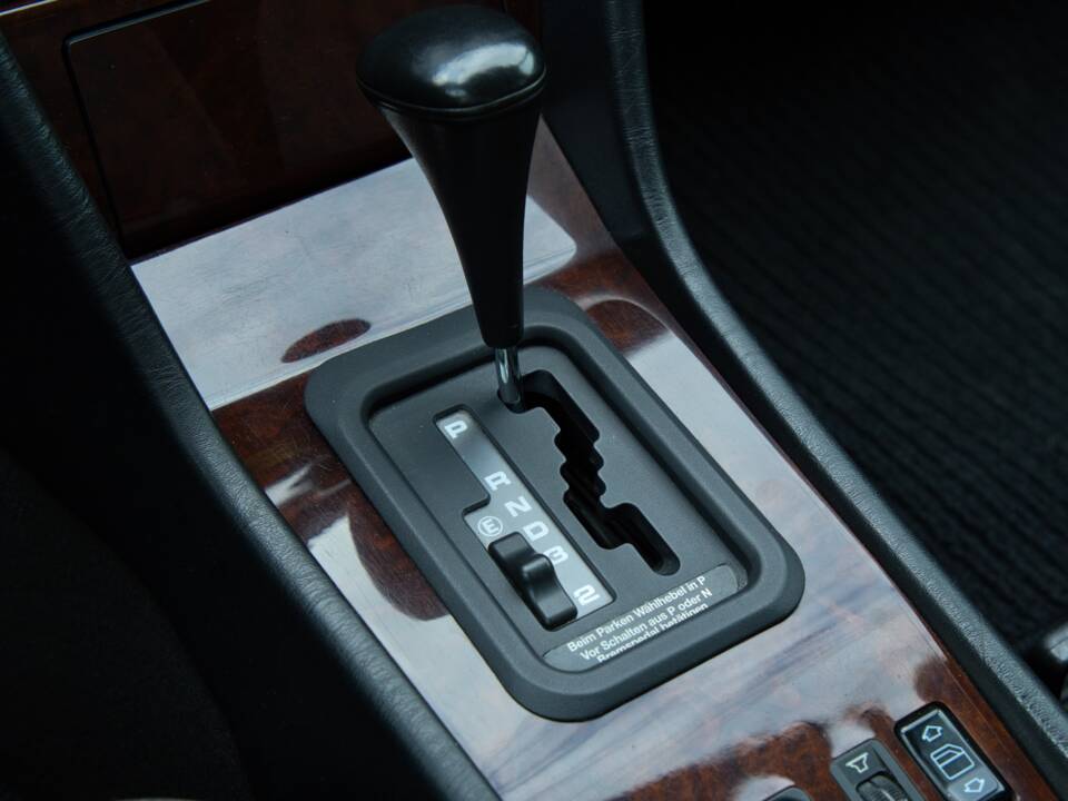 Image 33/63 of Mercedes-Benz 220 E (1993)