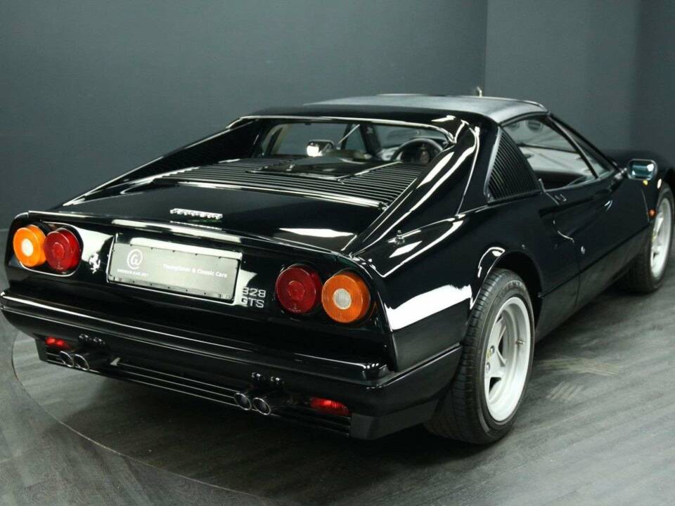 Image 2/30 de Ferrari 328 GTS (1987)