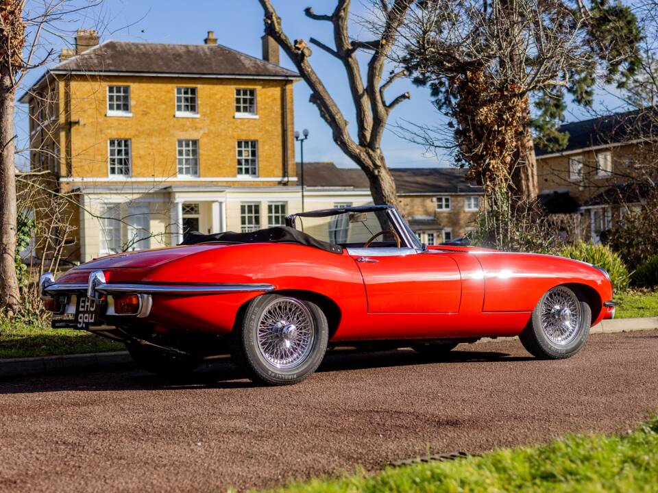 Image 3/50 de Jaguar E-Type (1969)