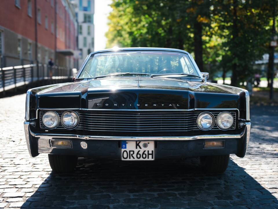 Immagine 15/57 di Lincoln Continental Convertible (1966)