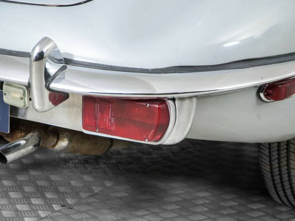 Image 27/47 de Jaguar E-Type (1969)