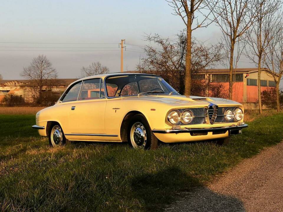 Image 7/29 of Alfa Romeo 2600 Sprint (1966)