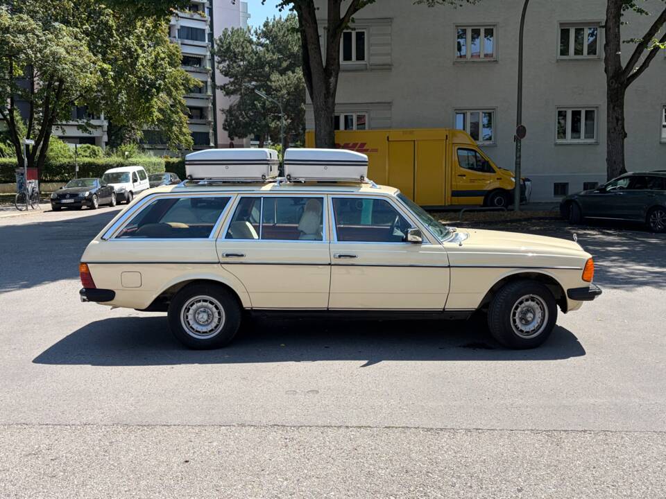 Image 3/36 of Mercedes-Benz 300 TD Turbodiesel (1982)
