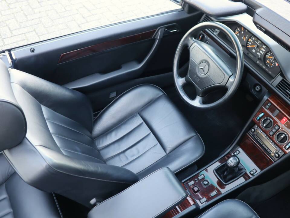 Image 8/50 of Mercedes-Benz E 220 (1994)