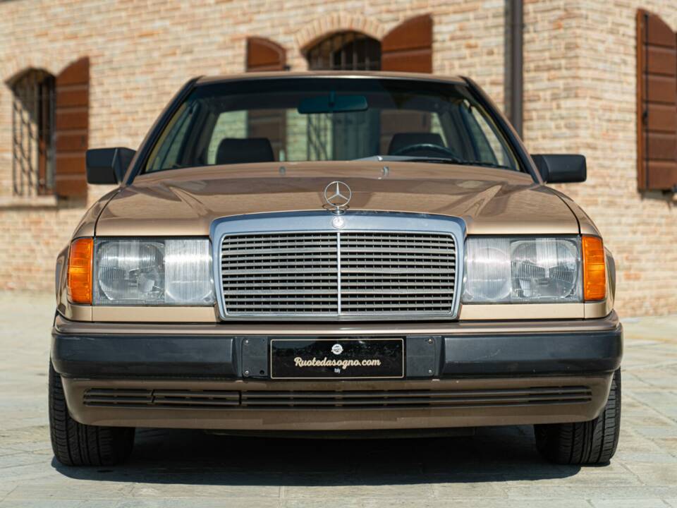Image 3/46 de Mercedes-Benz 300 CE (1988)