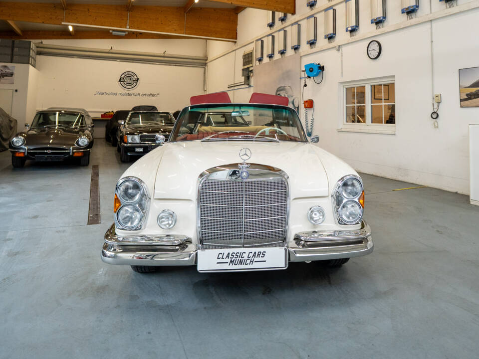 Image 2/37 of Mercedes-Benz 250 SE (1966)