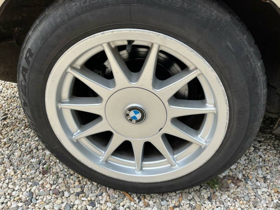 Image 40/41 of BMW 528i (1986)