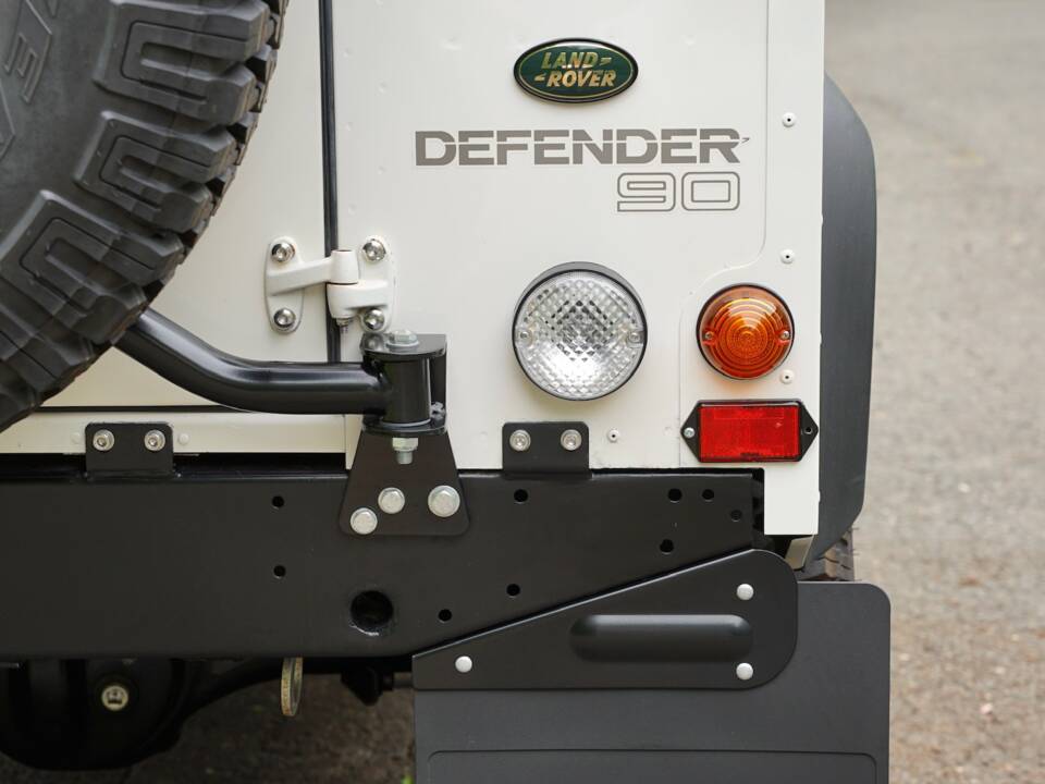 Image 66/96 of Land Rover Defender 90 (1995)