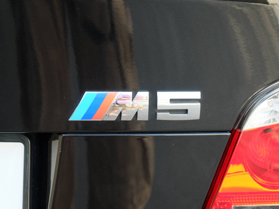 Image 16/51 of BMW M5 (2007)