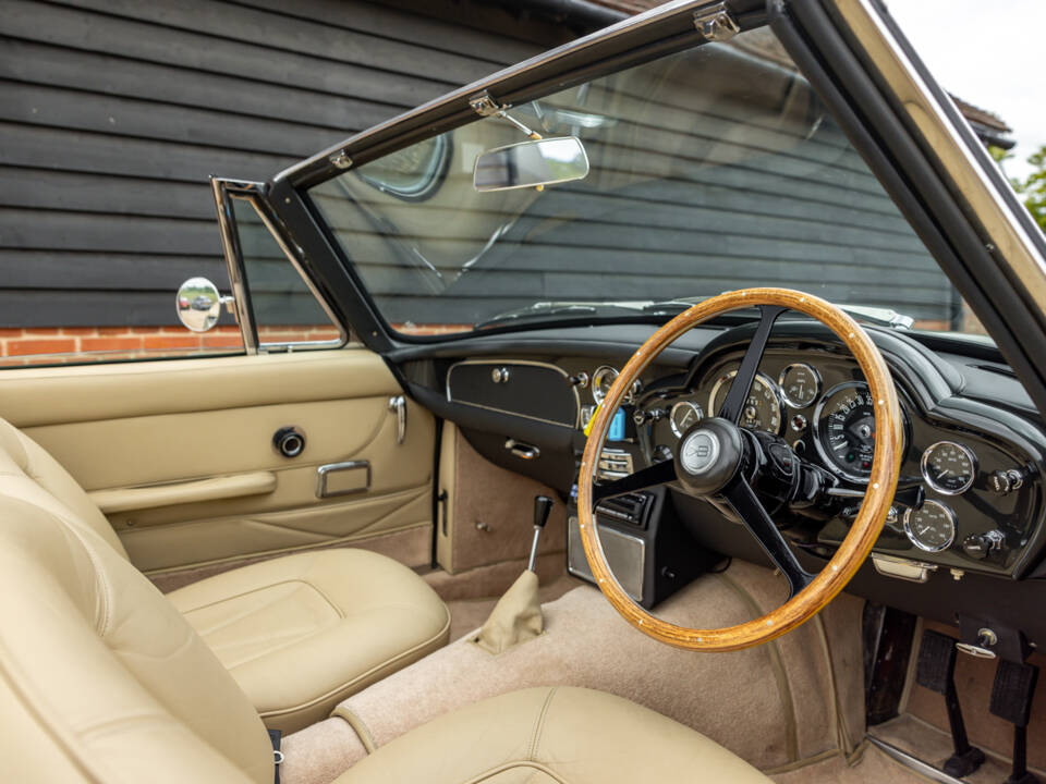 Immagine 5/57 di Aston Martin DB 6 Volante (1969)